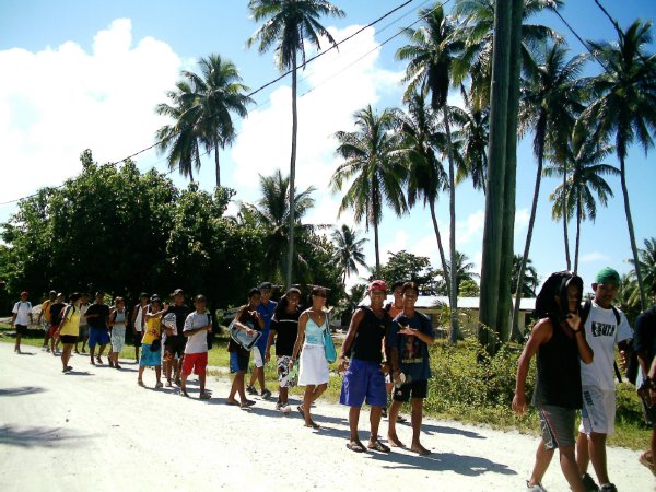 Makemo kids off to school